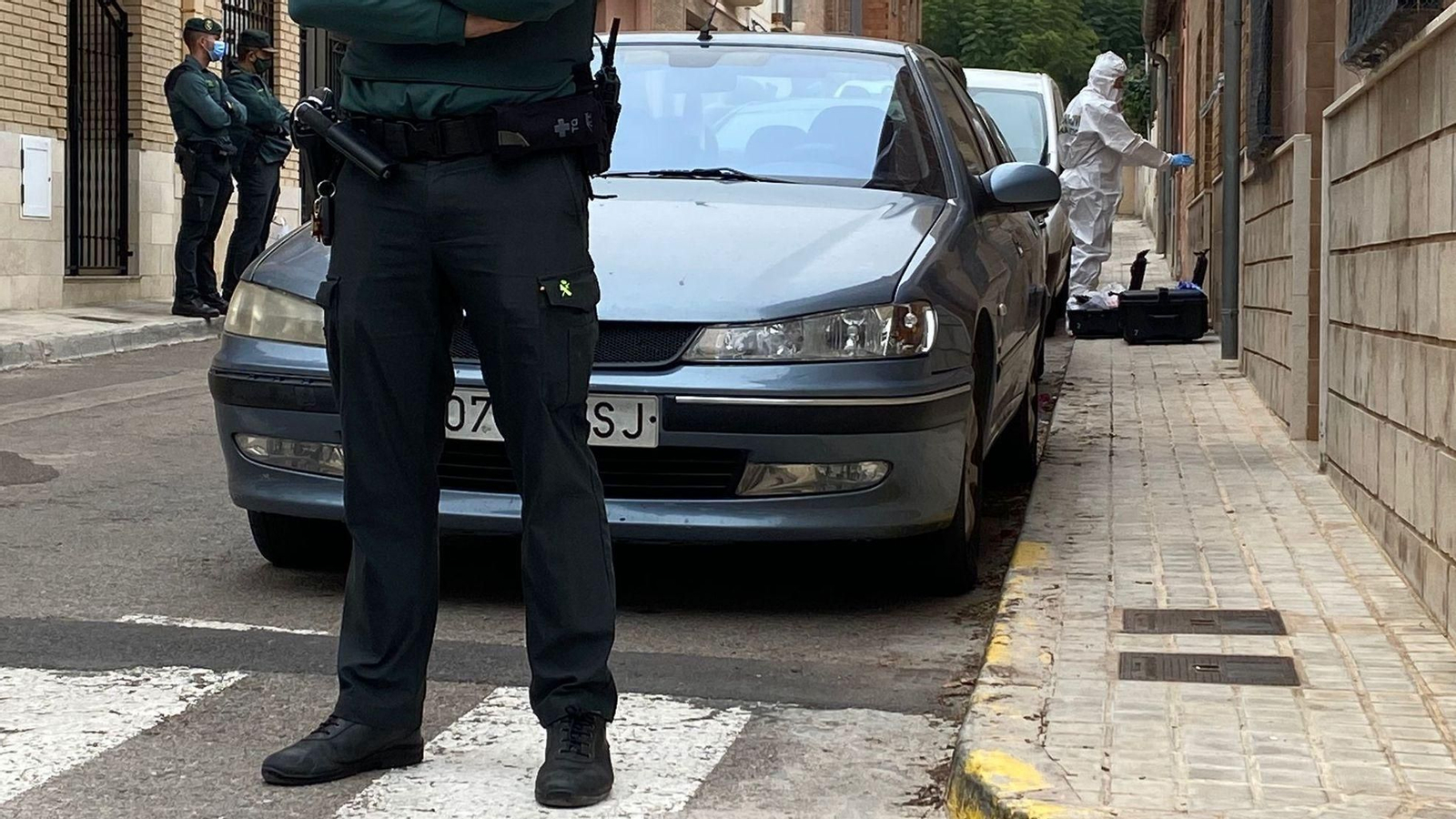 La Policia Científica accedeix al domicili de la víctima