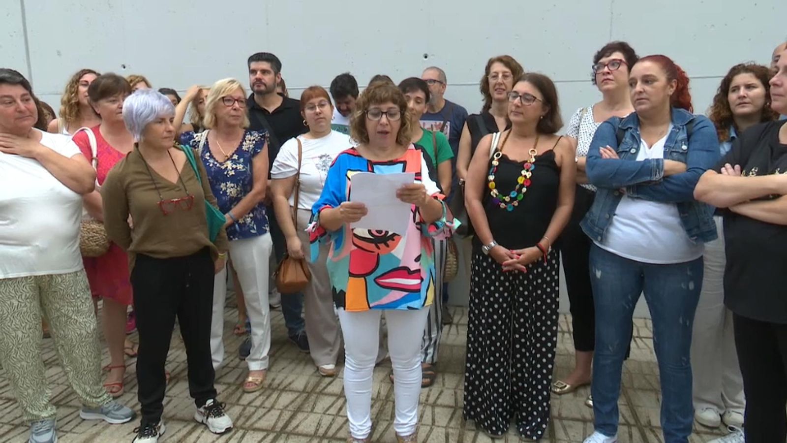 Les famílies de l'alumnat dels IES Joan Fuster (Bellreguard) i Vall de la Safor (Vilallonga) s'han concentrat a les portes dels centres per a reclamar solucions