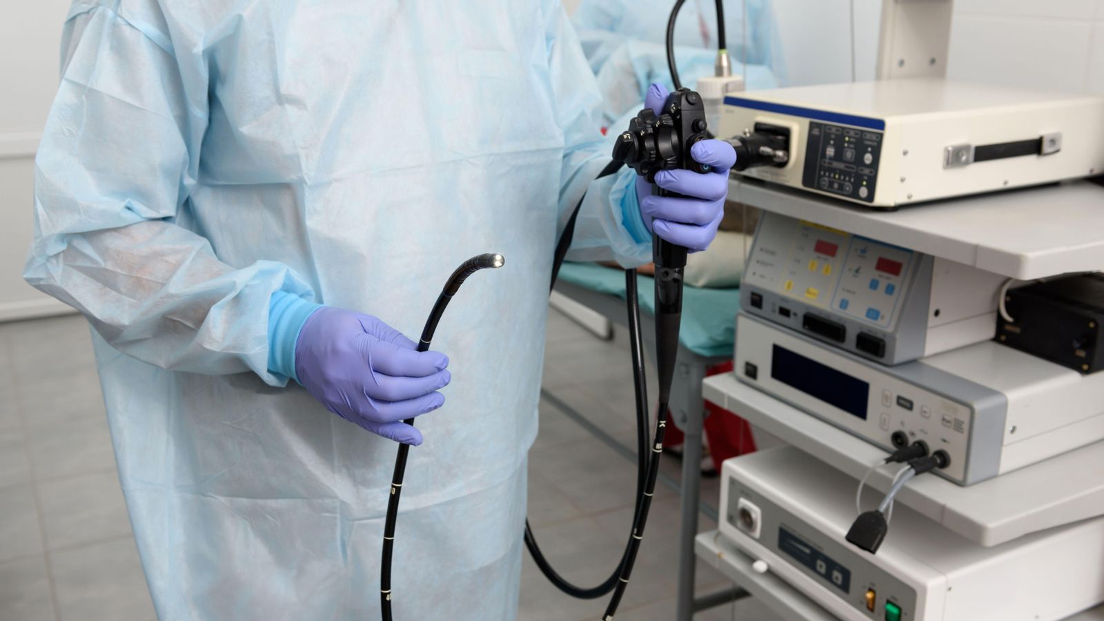 Personal sanitari amb el material per a dur a terme una colonoscòpia