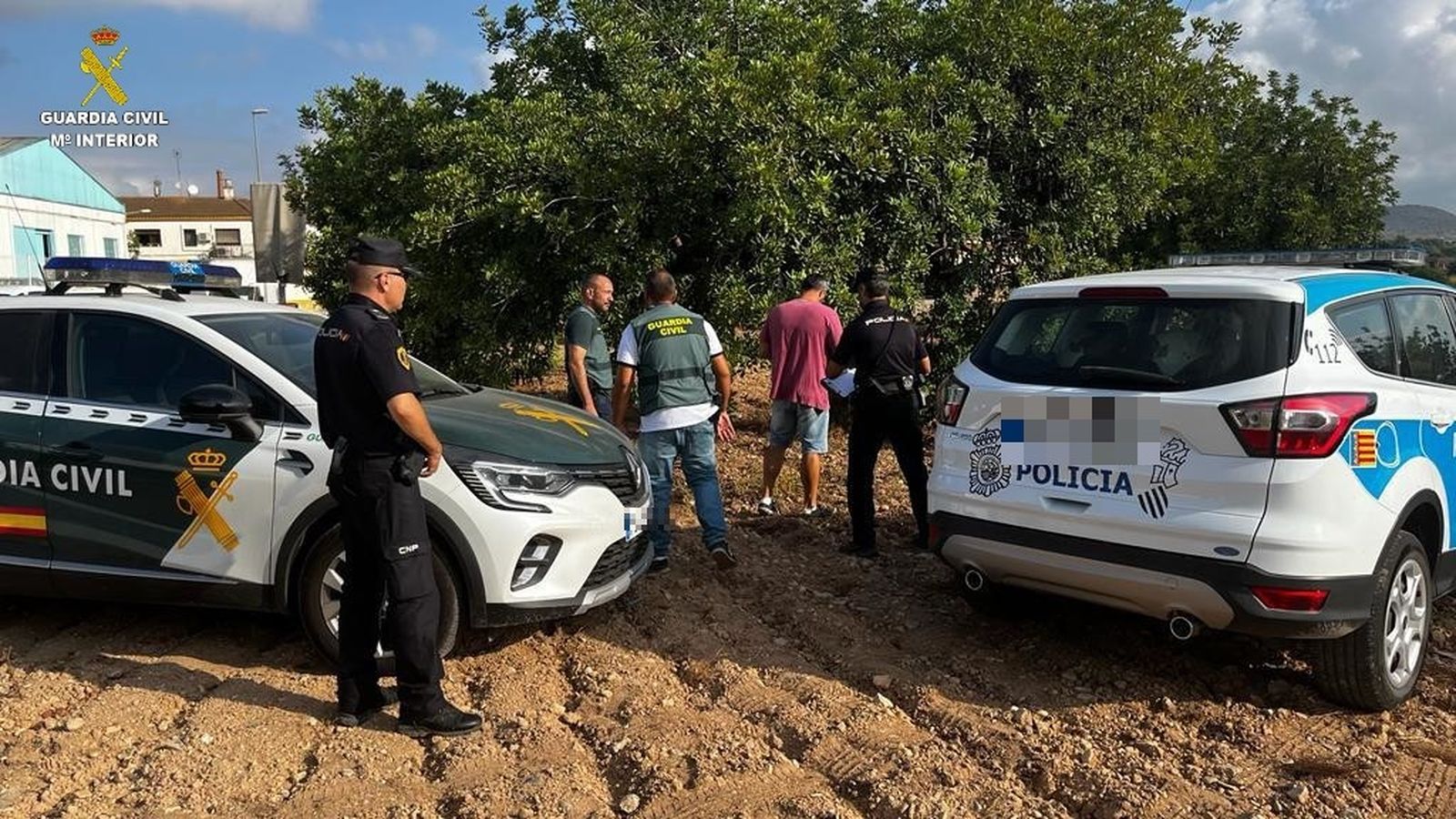 Agents de la Guàrdia Civil i la Policia Autonòmica inspeccionen un camp