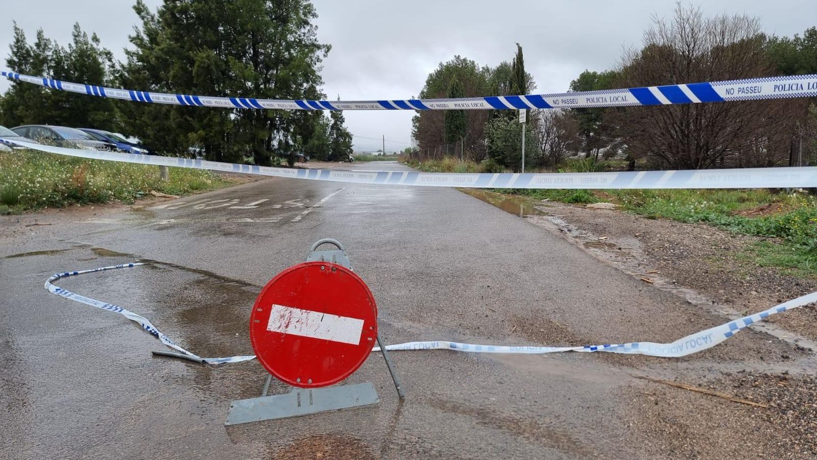 Una carretera tallada al trànsit de vehicles per la pluja Una carretera tallada al trànsit de vehicles per la pluja