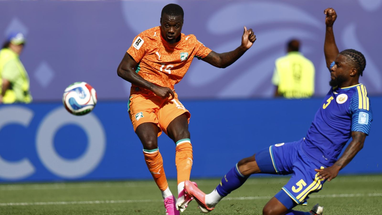 Pépé xuta a porteria en el partit contra Curazao