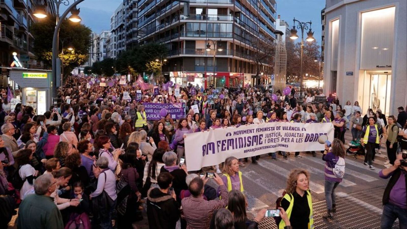 Manifestació pels carrers de València