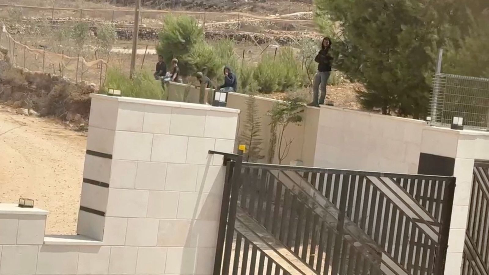 Colons israelians assetjen una vivenda palestina a Cisjordània