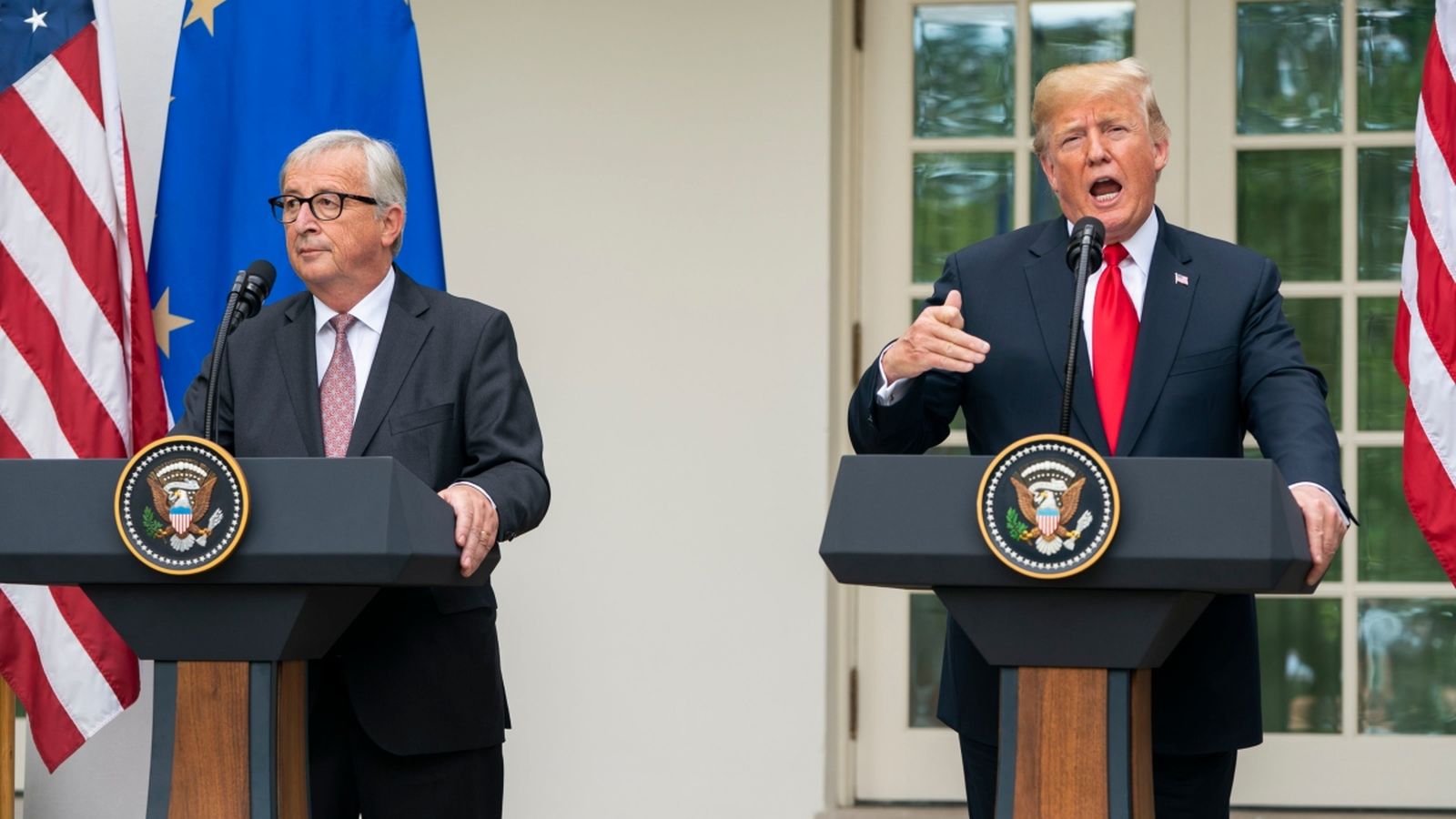 Donald Trump parla durant la conferència de premsa conjunta amb Jean-Claude Juncker, ahir a la Casa Blanca (Washington)