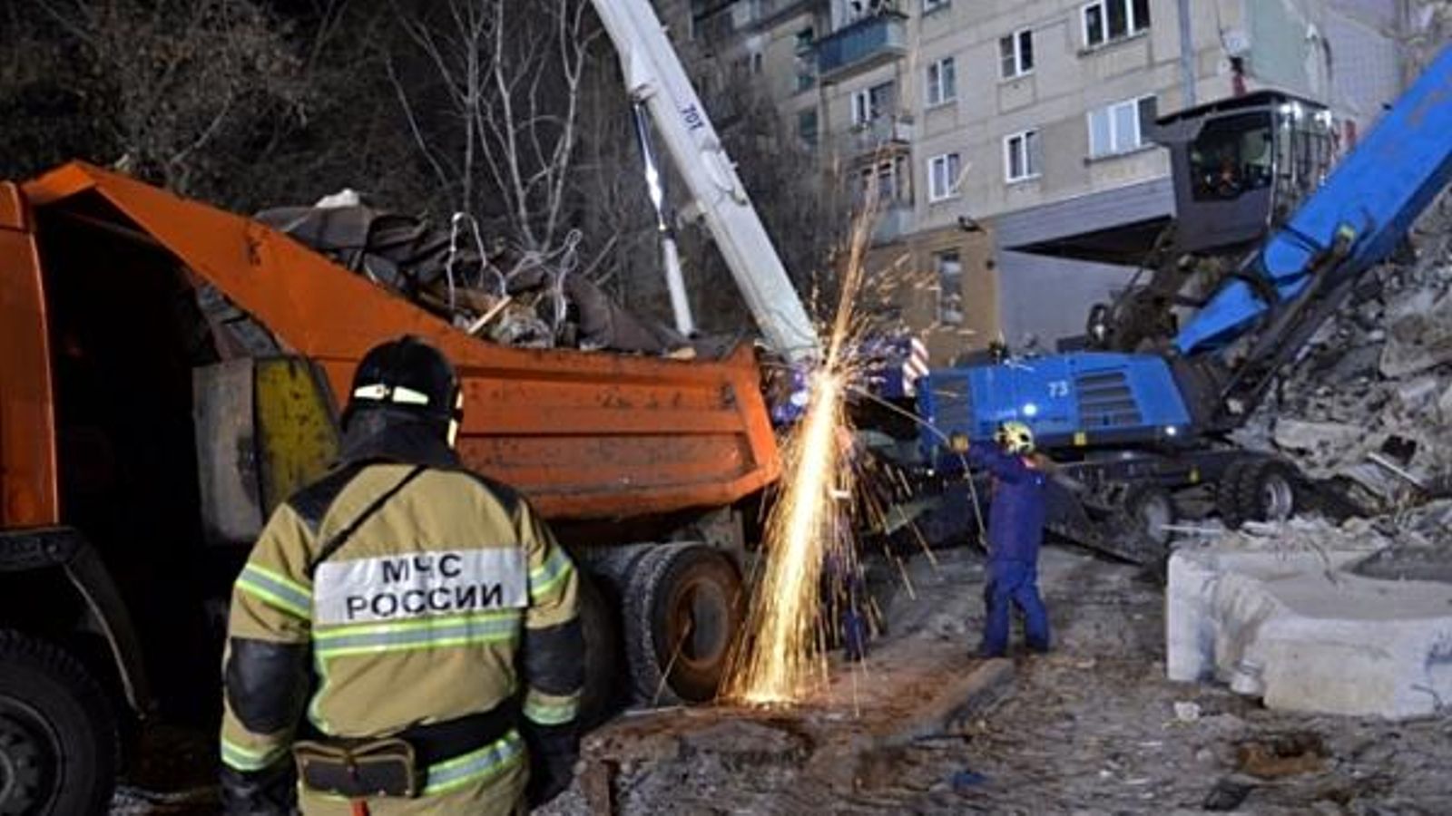 Els equips de rescat continuen buscant supervivents entre els enderrocs