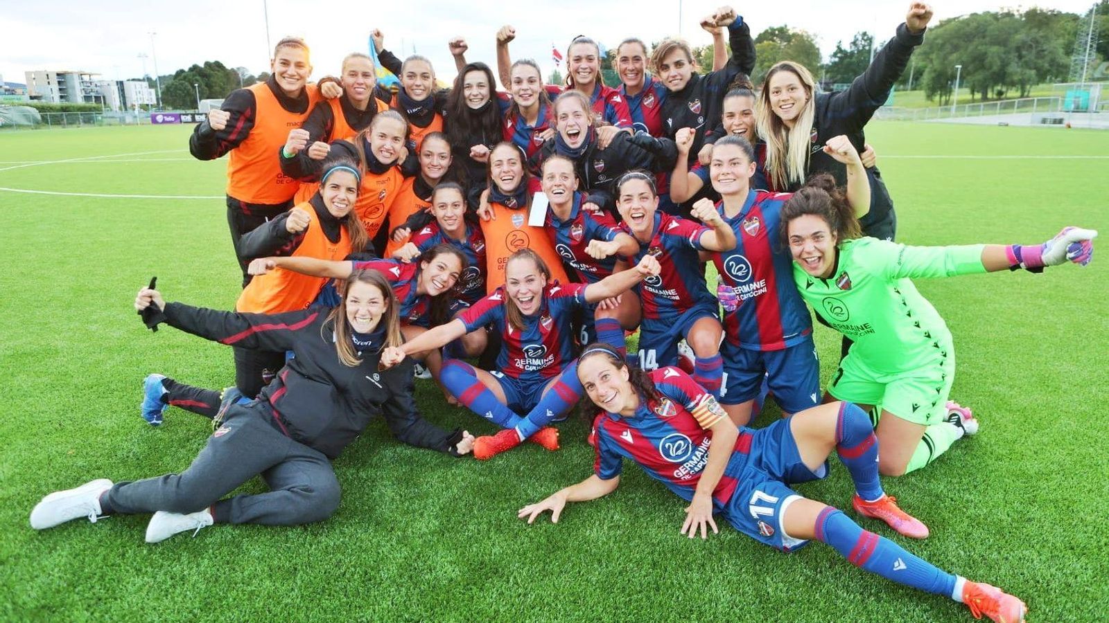 Les jugadores granota celebren la victòria