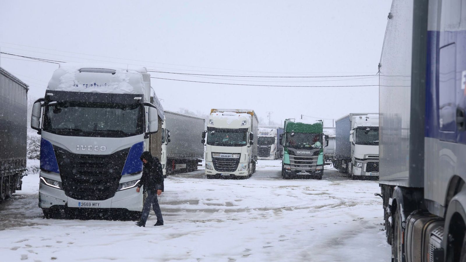 Uns 440 camions i vehicles que circulen cap a Galícia a través de l'Autovia A-52 'Rías Bajas' retinguts  en àrees de servici de Mombuey i Quintanilla de Urz, a Zamora pel temporal de neu