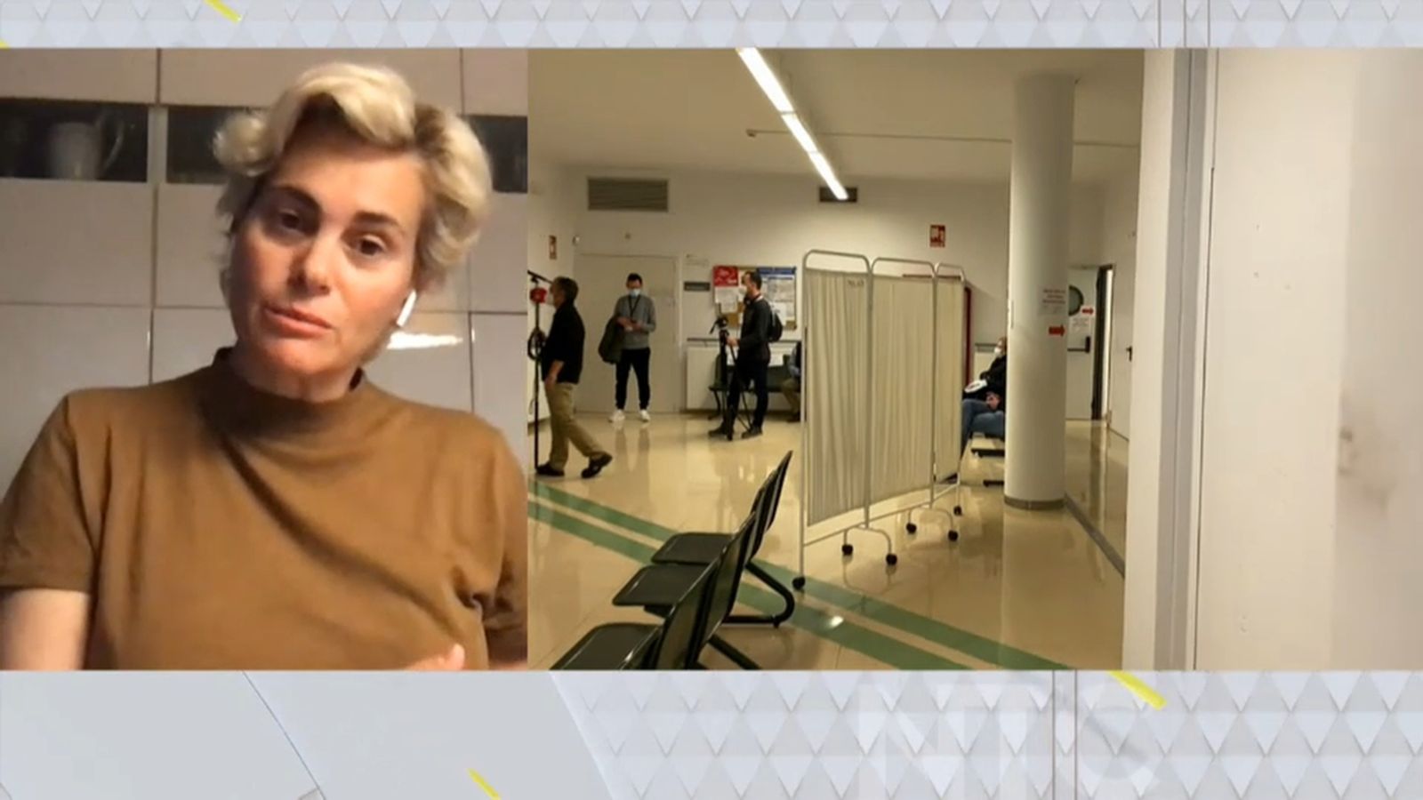 Una sanitària fent tasques d'assistència telefònica en una imatge d'arxiu