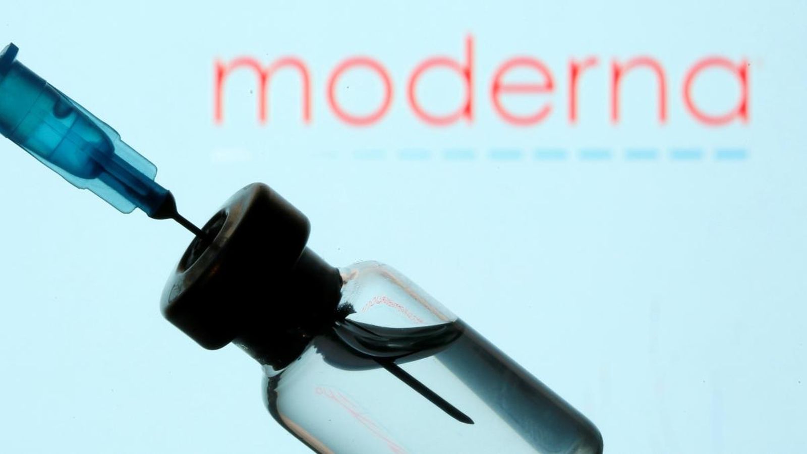 Un vial i una xeringa, amb el logo de Moderna de fons Un vial i una xeringa, amb el logo de Moderna de fons