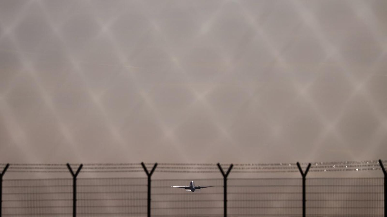 Una avió s'enlaira en un aeroport europeu