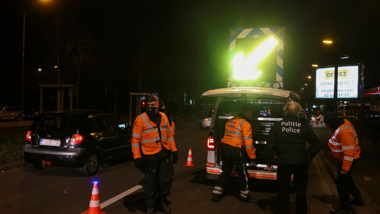Agents de policia belga estableixen controls a l'entrada de Brussel·les