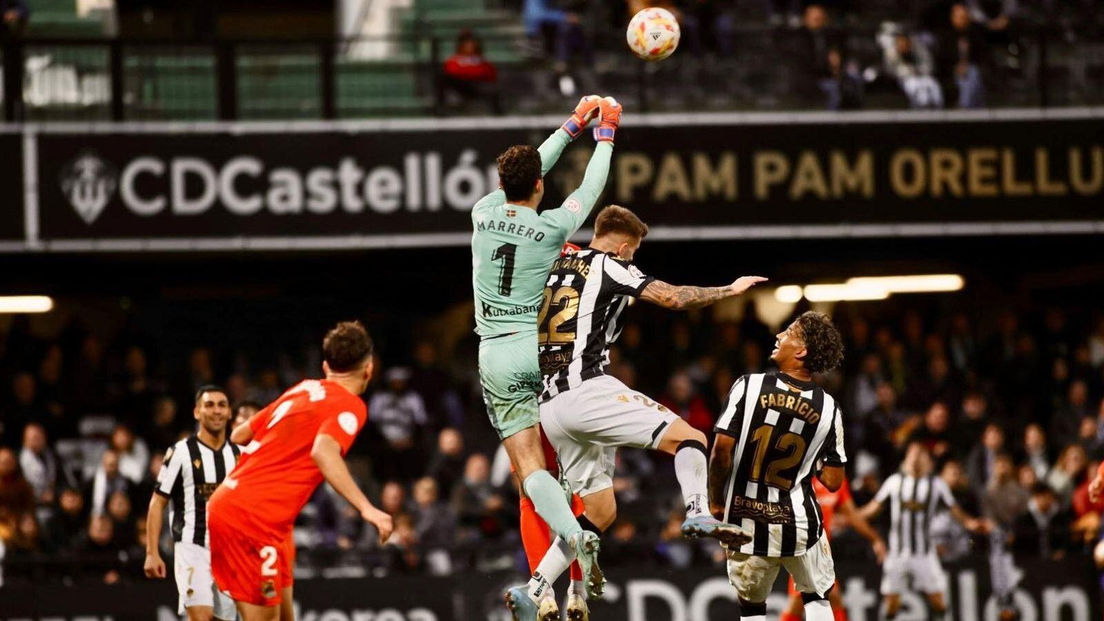 Rául Sánchez lluita amb el porter rival