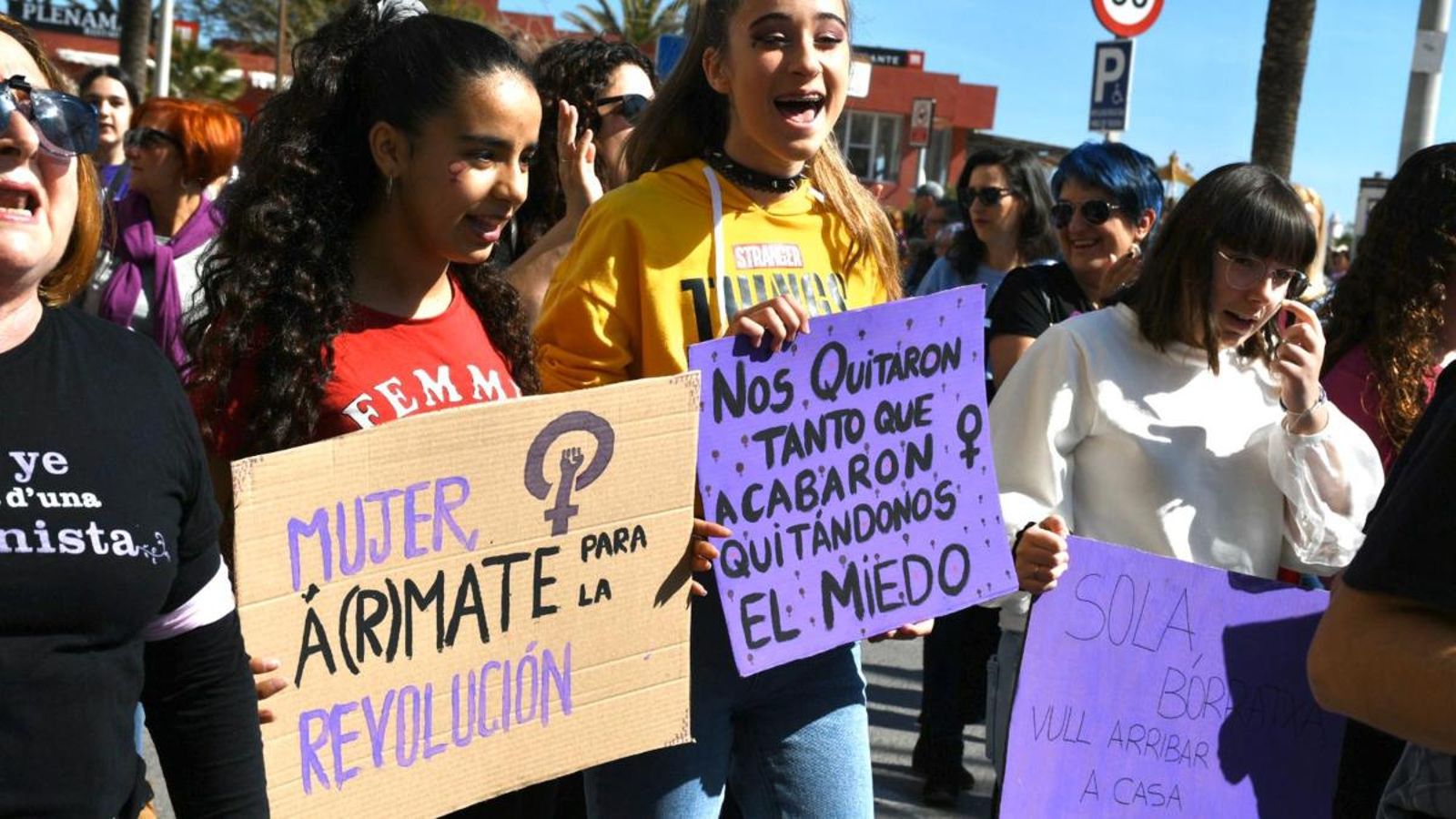 VÍDEO | Milers de dones omplin els carrers de la Comunitat Valenciana per a exigir una igualtat real