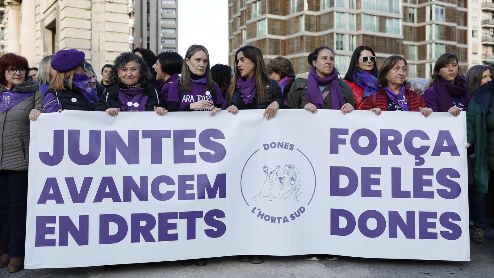 Manifestació pel 8M a València, amb les representants de les associacions de la dana, Rosa Álvarez i Mariló Gradolí