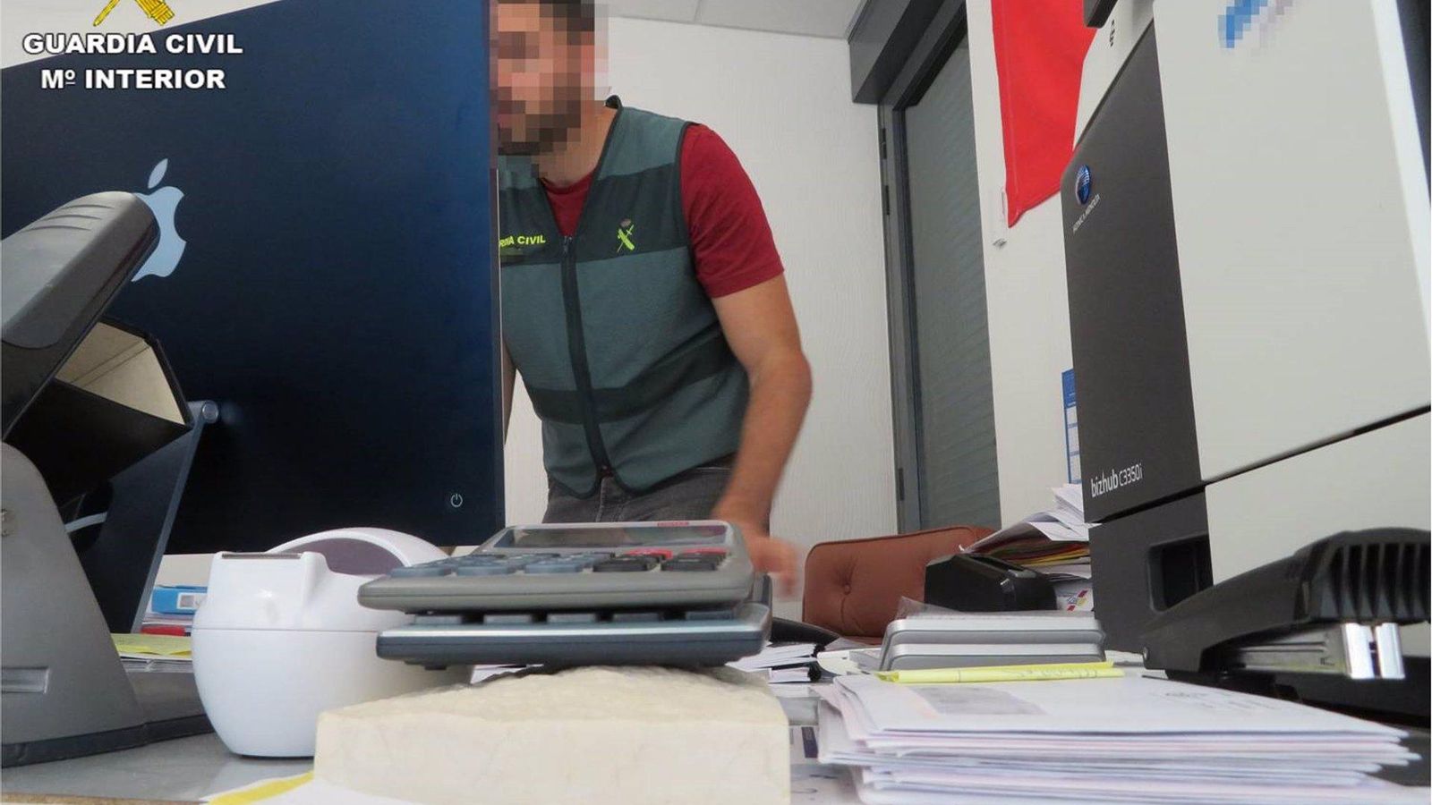 Operatiu de la Guàrdia Civil a l'oficina del Campello des d'on oferien la venda d'habitatges de luxe