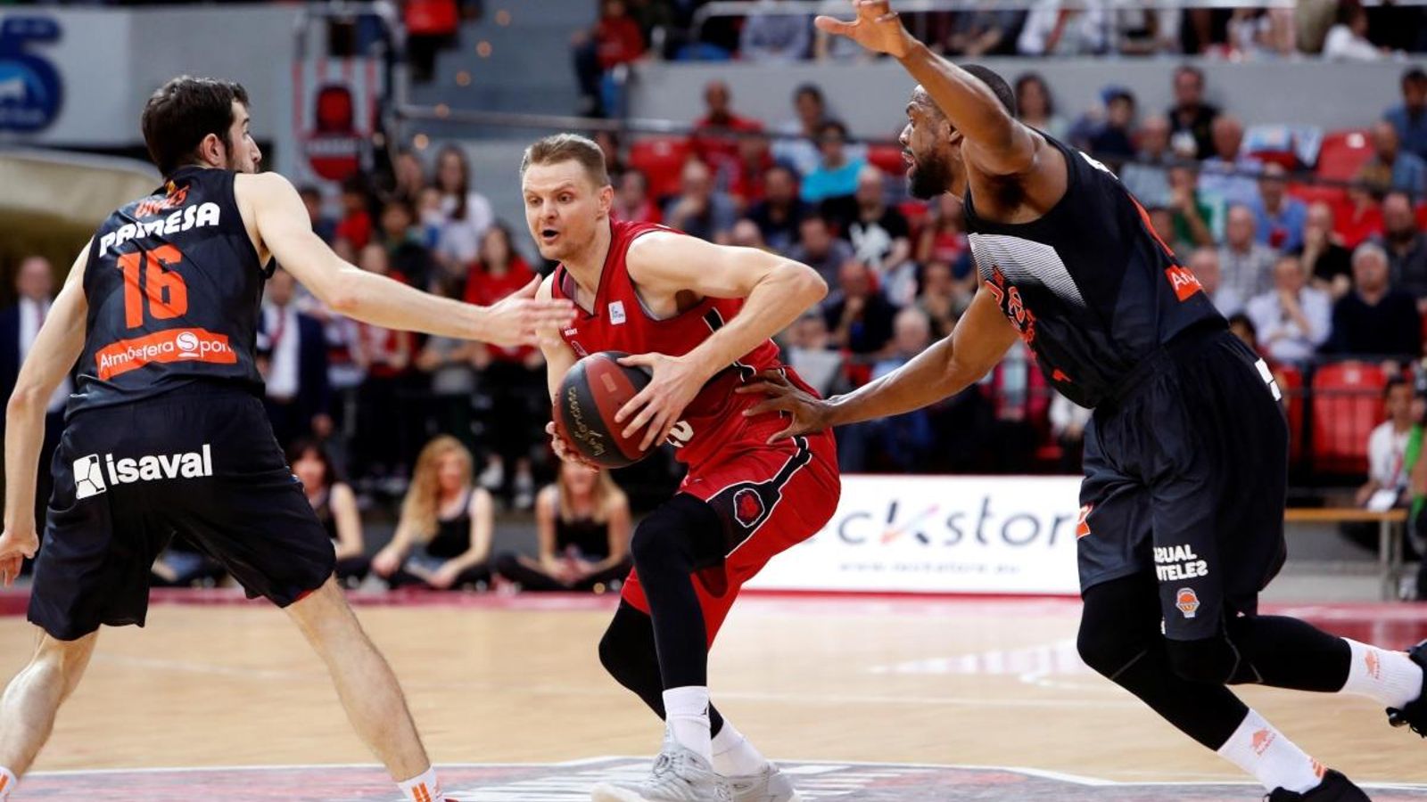 Guillem Vives i Will Thomas, els millors del conjunt taronja