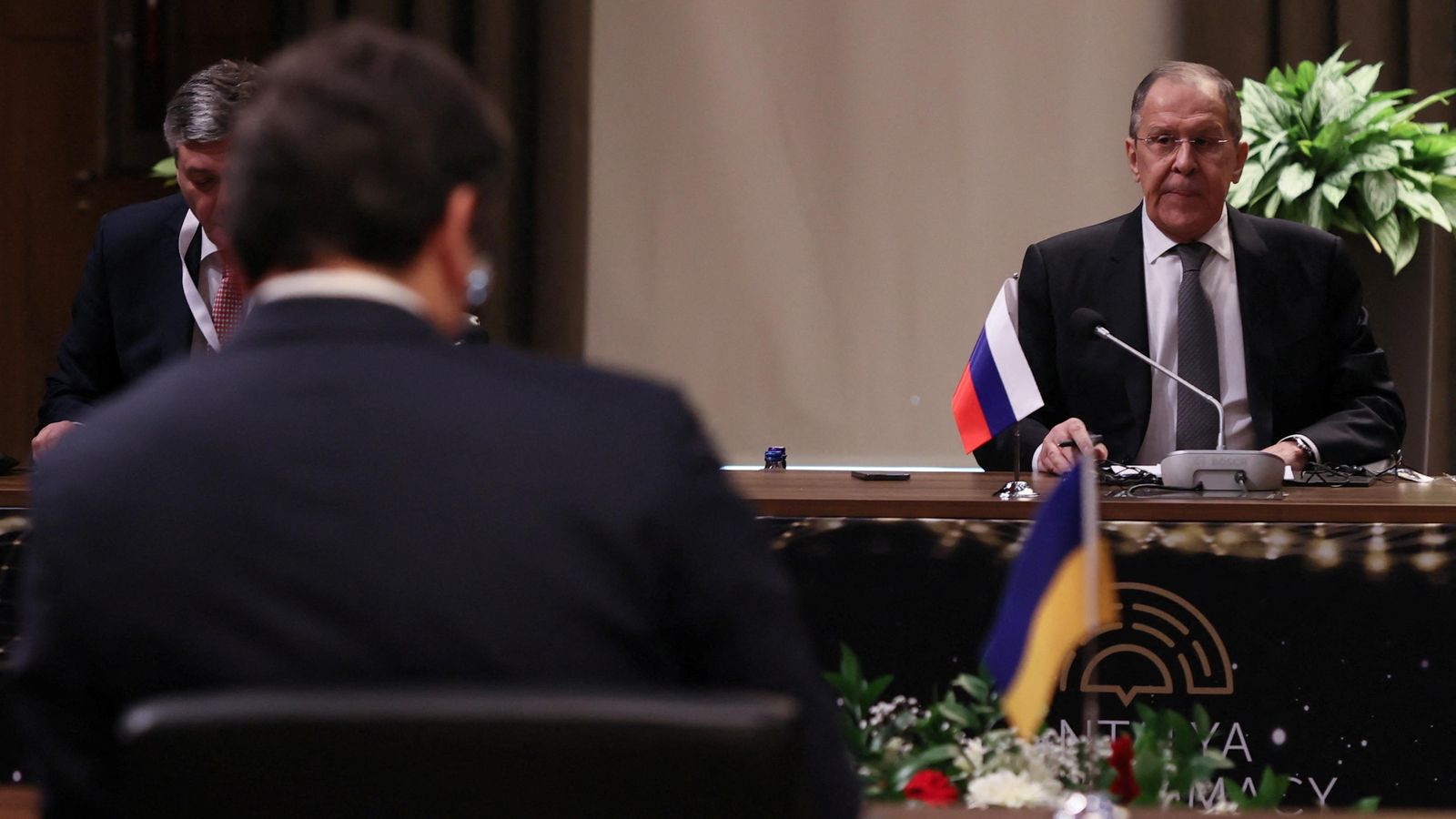 El ministre d'Afers Estrangers ucraïnés (d'esquenes) i l'homòleg rus