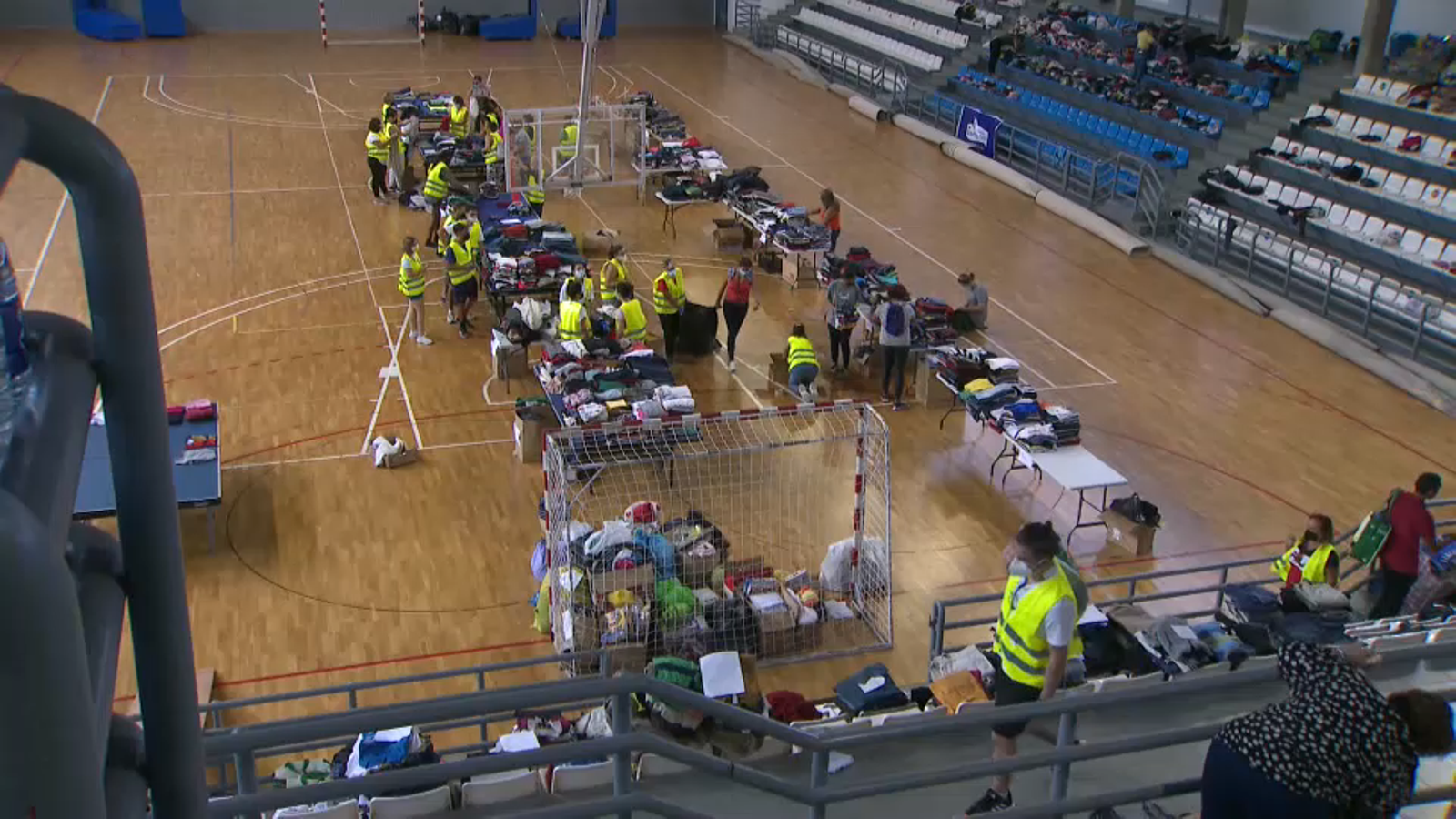 Foto: Voluntaris treballen en la recollida de donacions en el centre de recepeció de La Palma