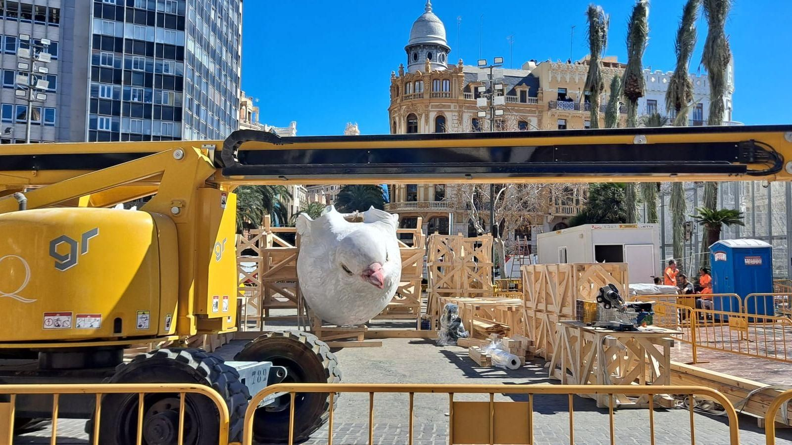 La grua ja estava aquest dimarts a la plaça de l'Ajuntament de València per a muntar el monument de Pere Baena i Escif