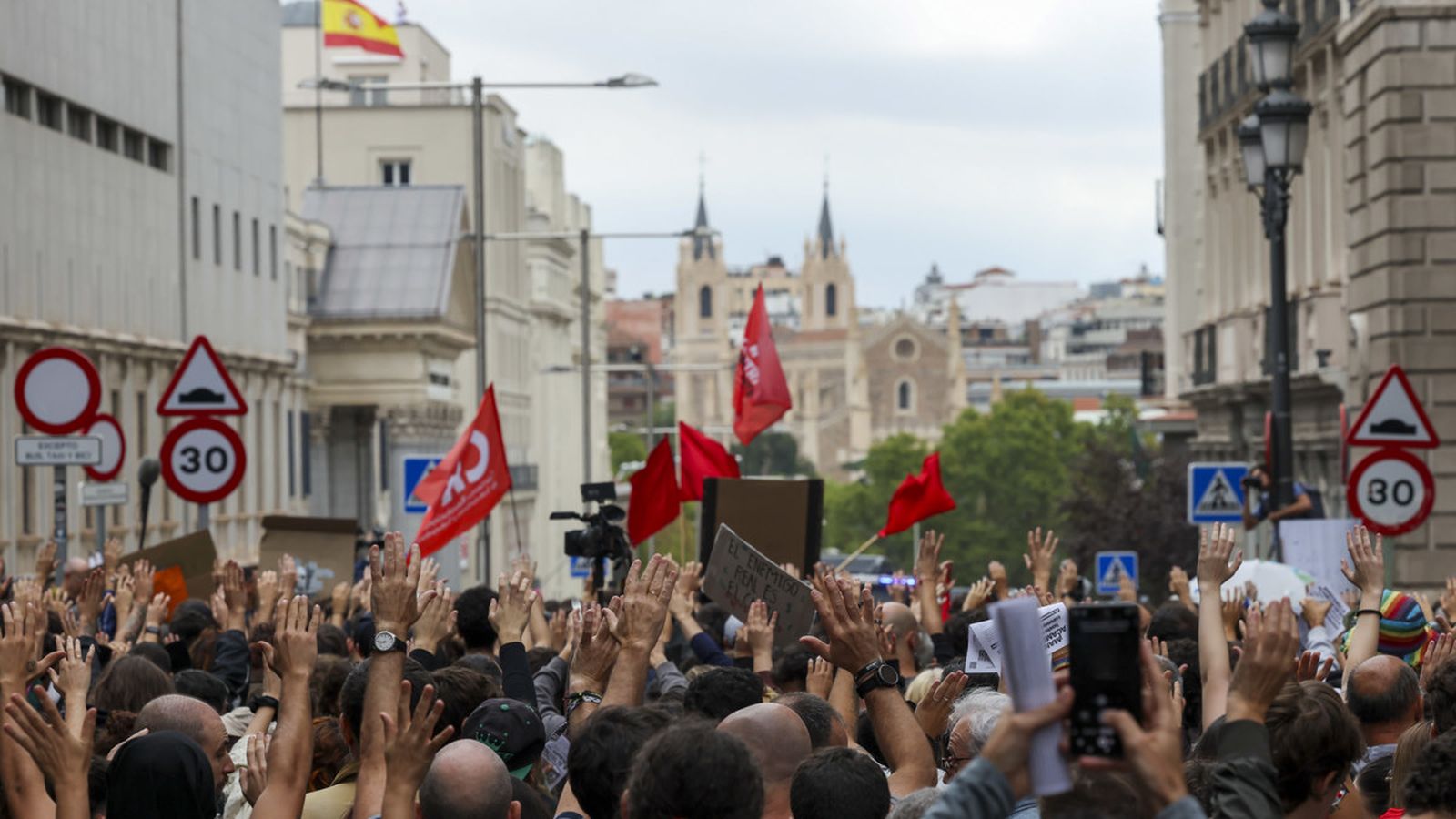 Un grup de manifestants protesta en front del Congrés