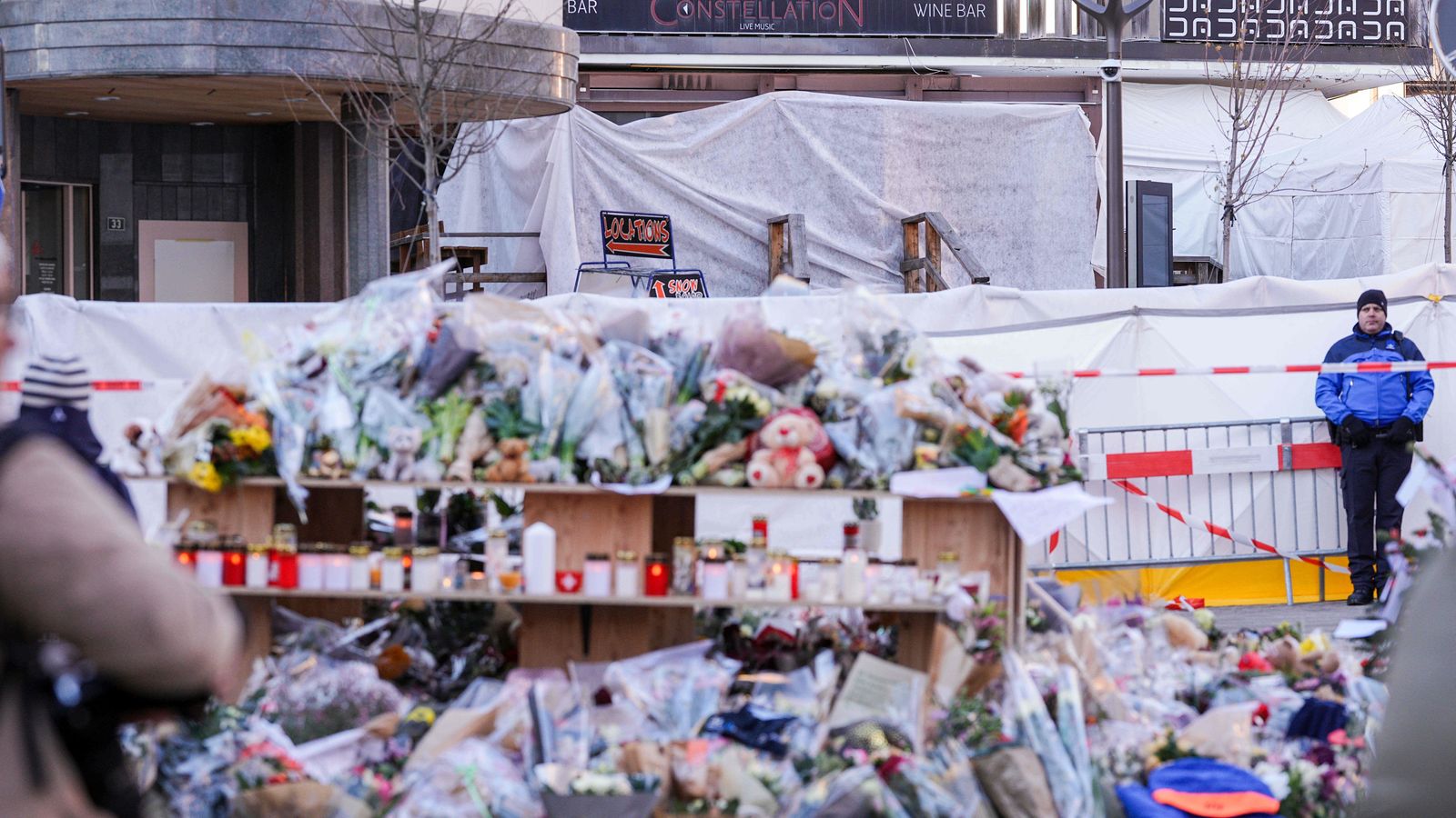 Flors i ciris davant del bar Le Constellation