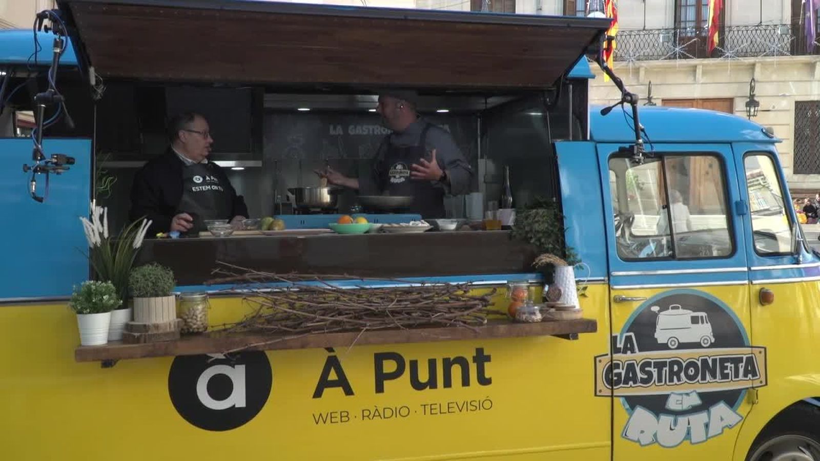 Monòver: peres amb vi negre
