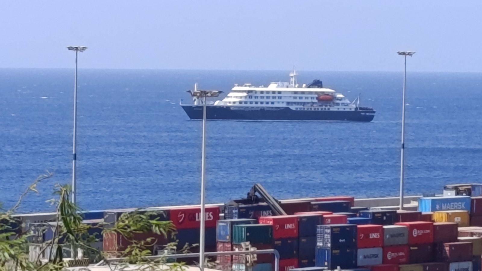 En imatge, el creuer afectat vist des de Cap Verd
