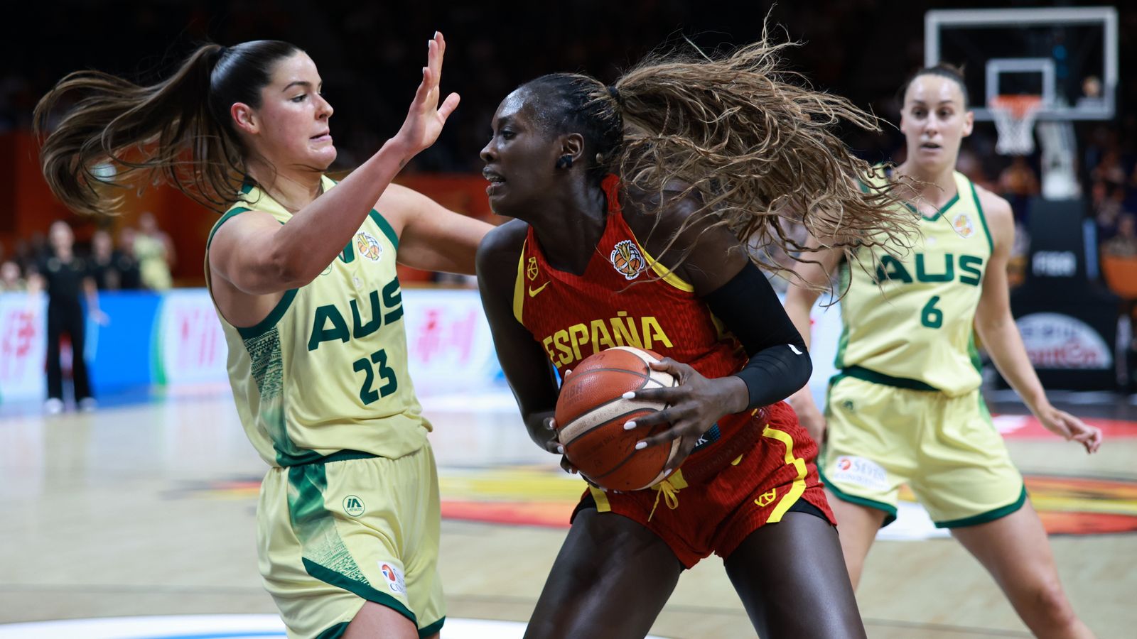 L'extaronja Awa Fam, defensada per una jugadora australiana