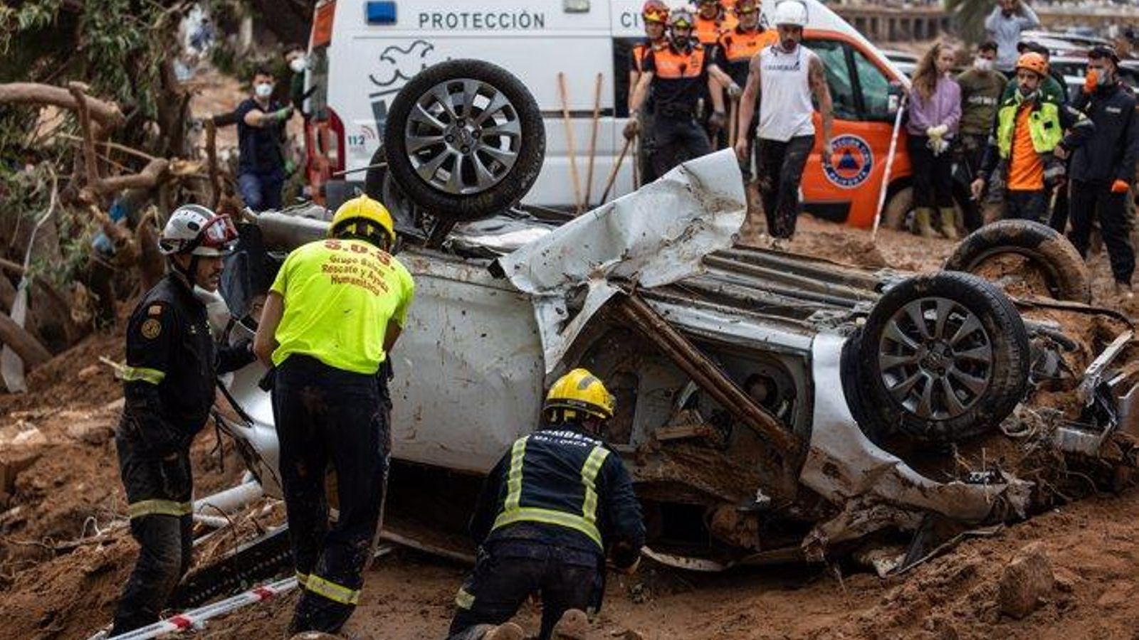 Equips d'emergències treballen a les zones afectades per la riuada