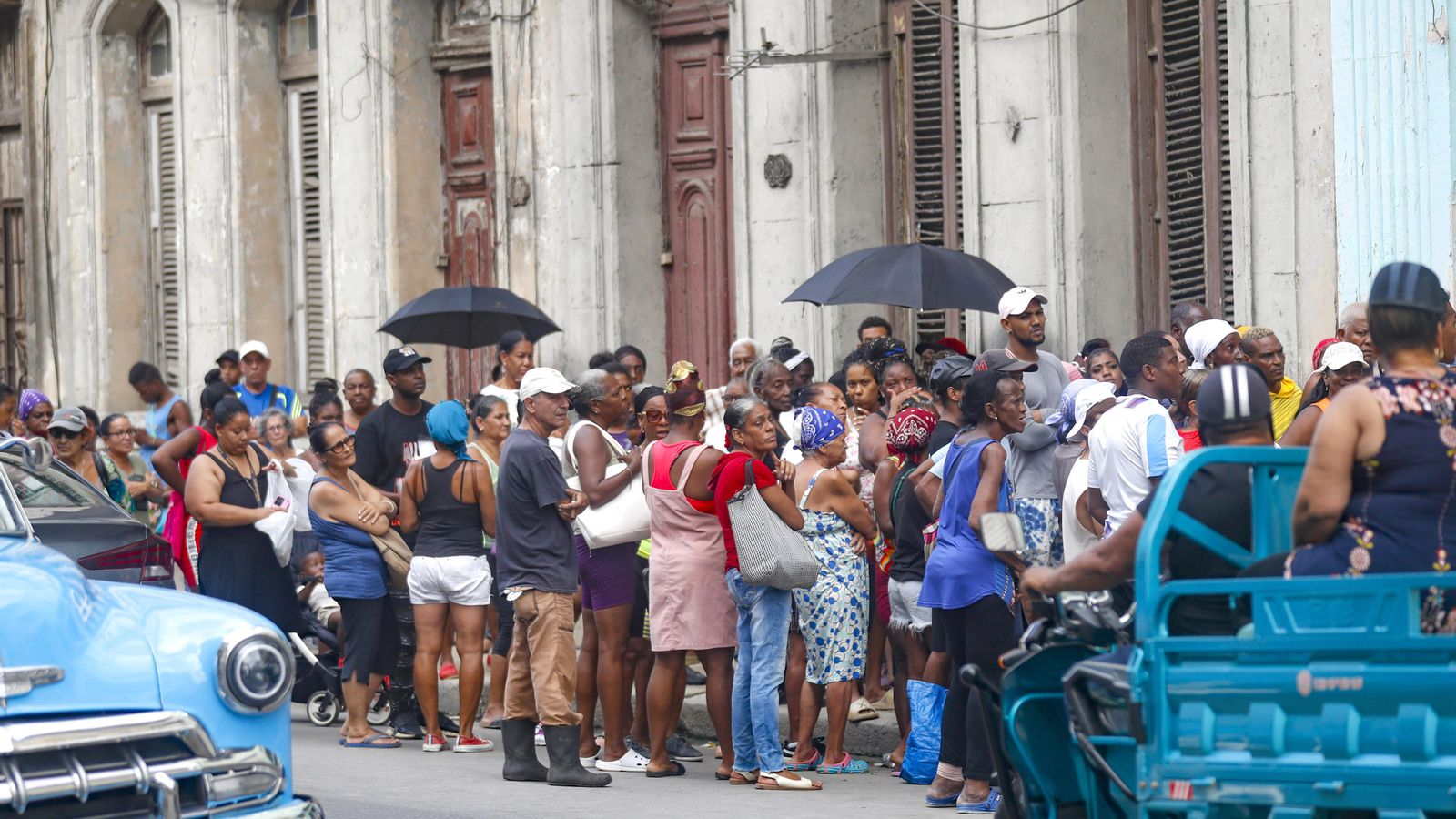 Cubans esperen el seu torn per a comprar aliments abans que es danyen per falta d'electricitat en una botiga estatal a l'Havana (Cuba)
