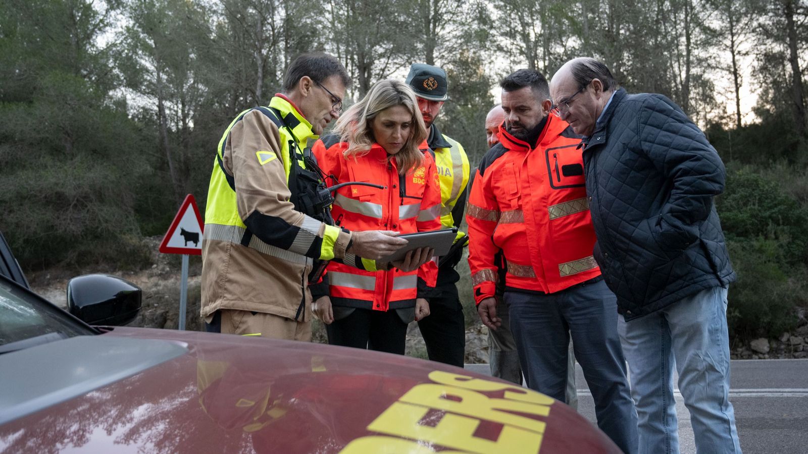 La presidenta de la Diputació de Castelló dialoga amb els responsables de l'extinció de l'incendi de les Useres