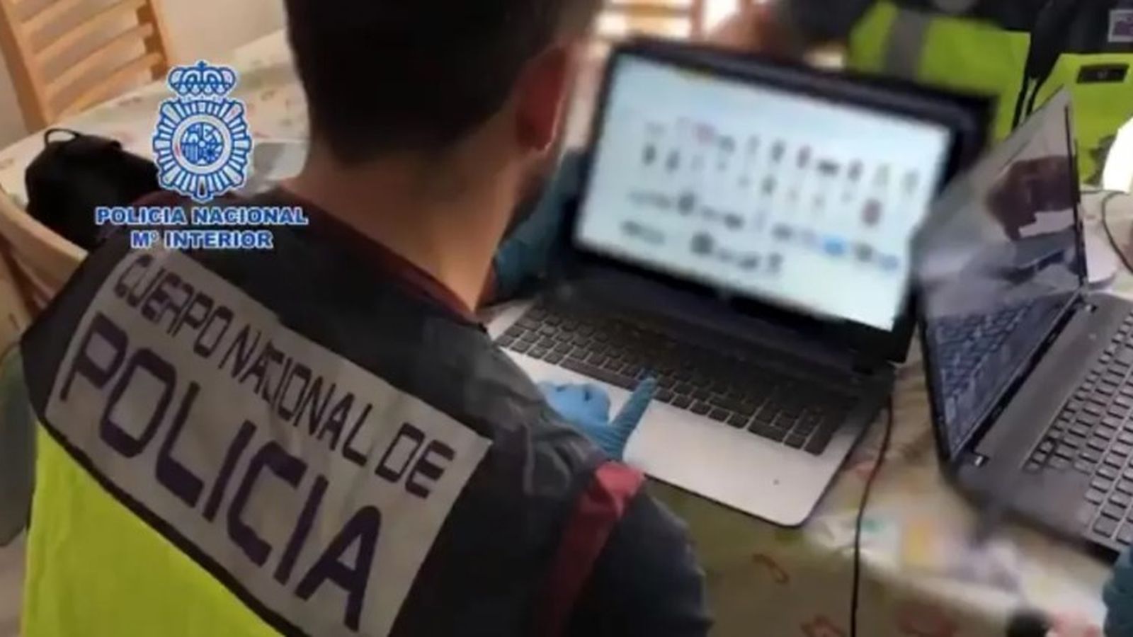Agent en una investigació en una imatge d'arxiu