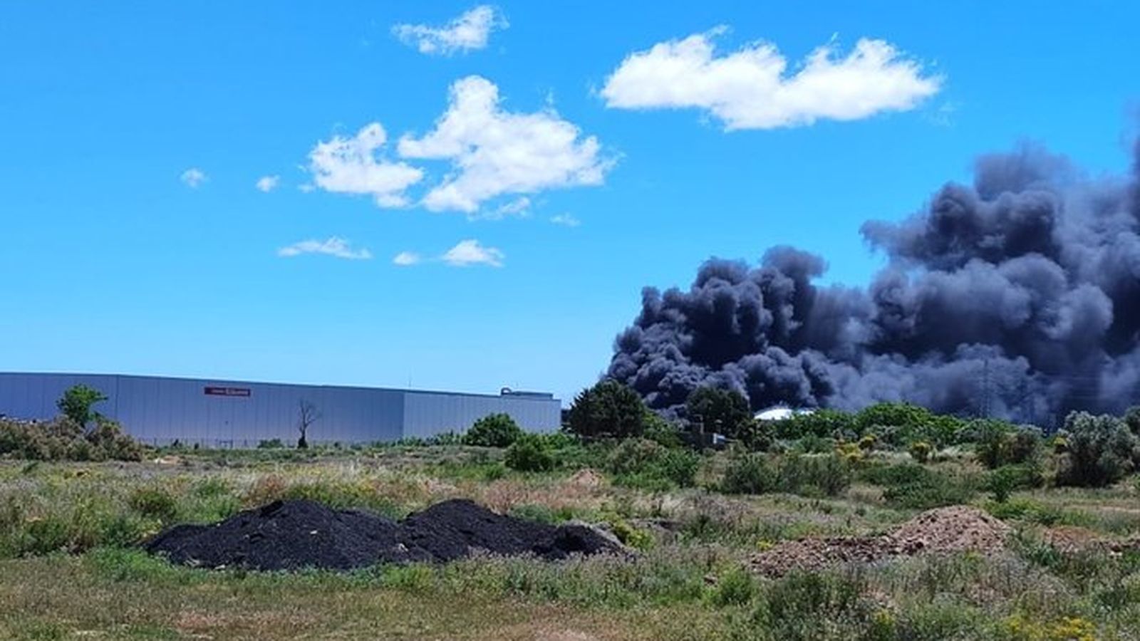 Núvol de fum després de l'explosió a la plata de biodièsel