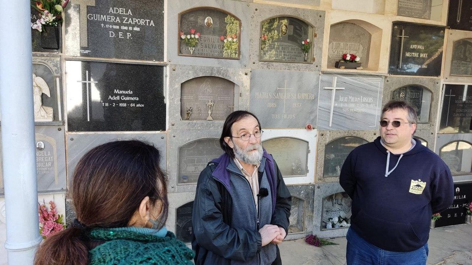 Els historiadors Carles Sangüesa i Pep Querol entrevistats davant la tomba de Matías Sangüesa, al cementeri de Morella