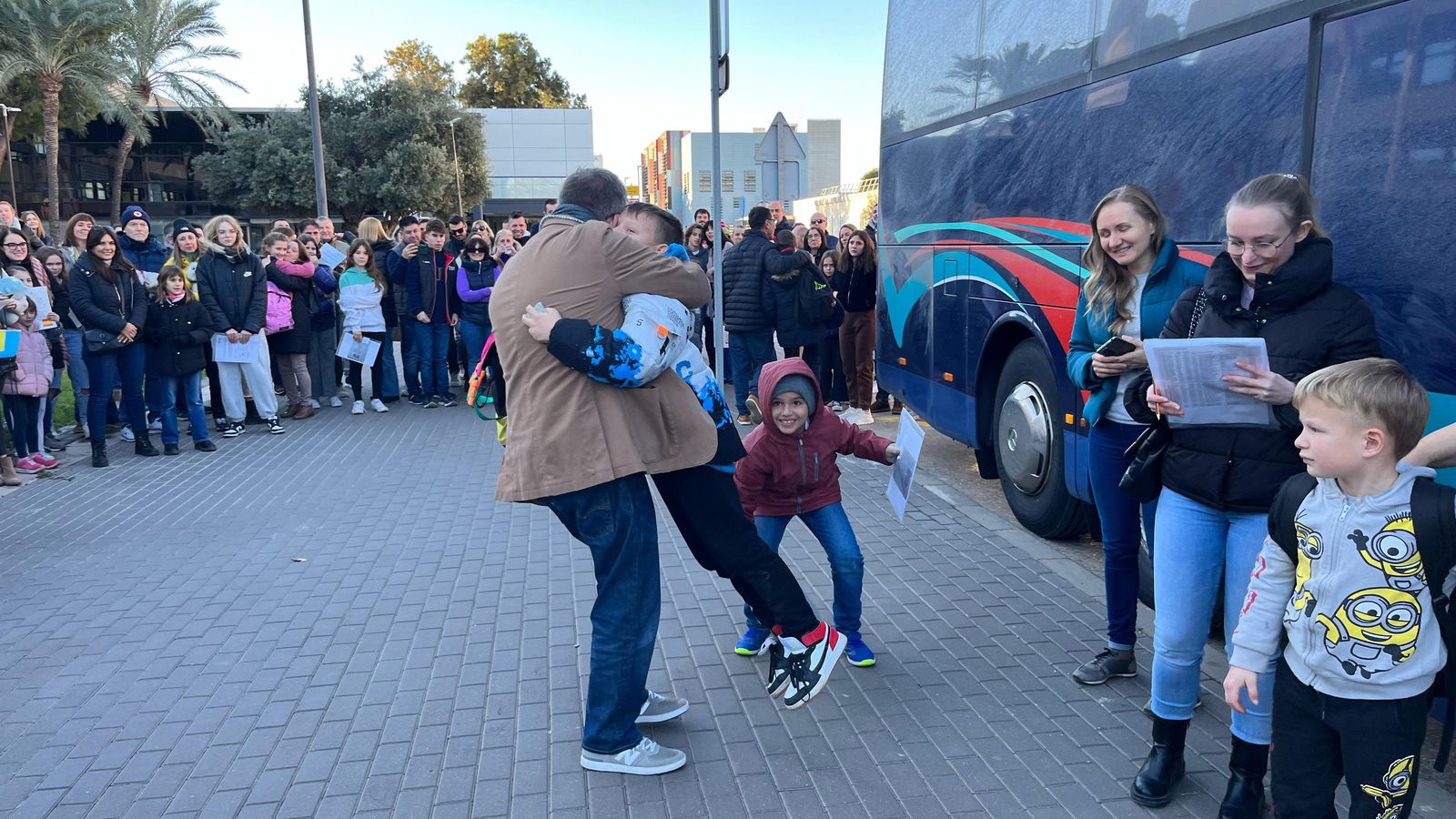 Moment de l'encontre entre les famílies valencianes d'acollida i els menors ucraïnesos