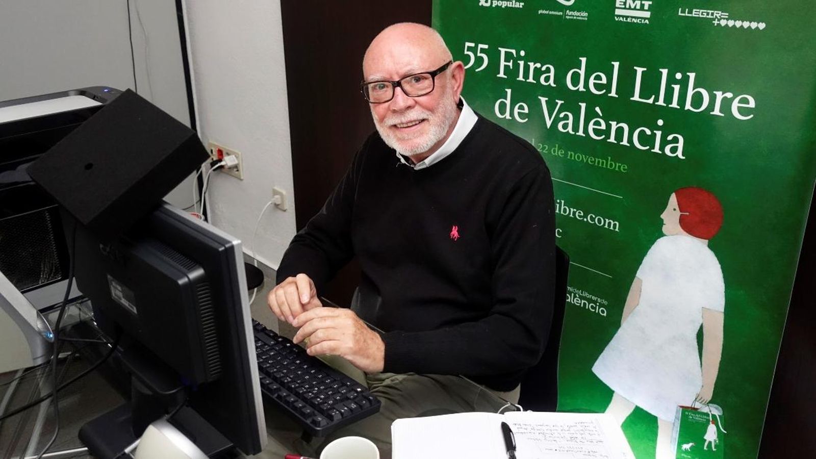 Fotografia del set de l’e-fira, amb el periodista Manolo Gil