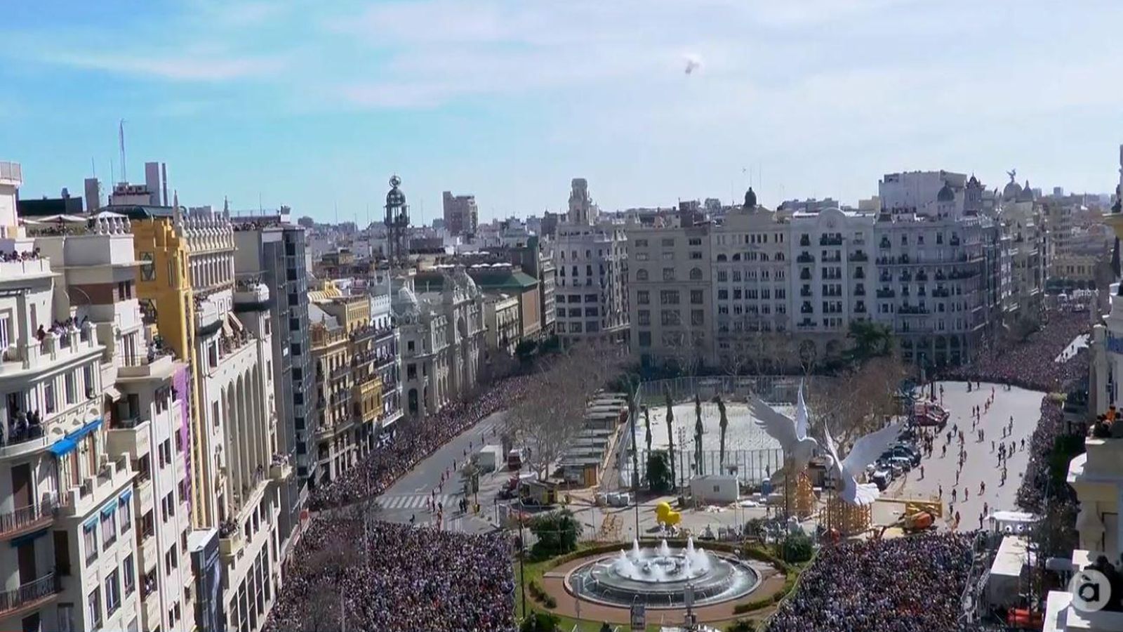 Moment de l'inici de la mascletà del 13 de març, a càrrec de Pirotecnia Turis