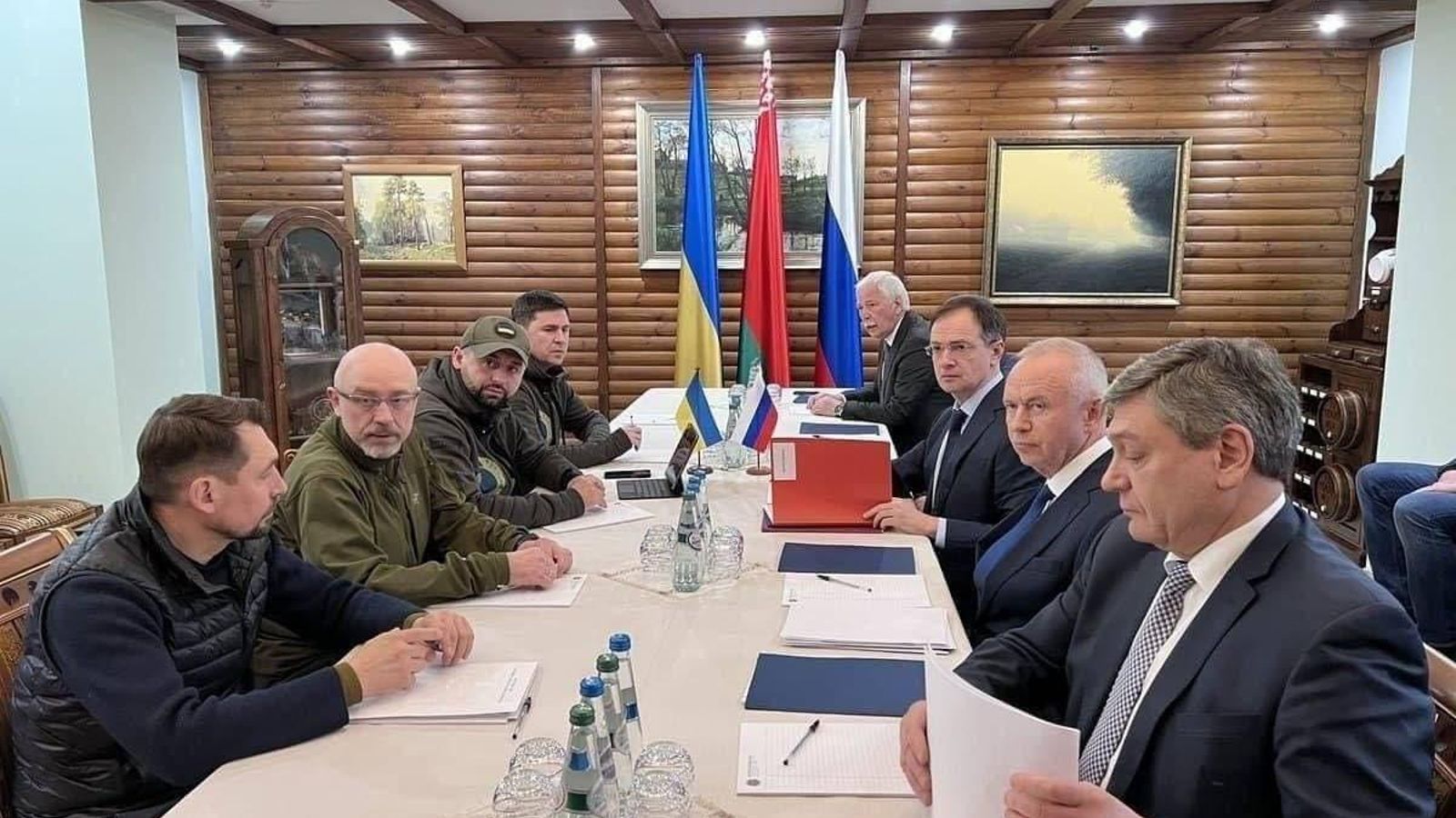 Imatge de la tercera ronsa de negociacions aquest dilluns