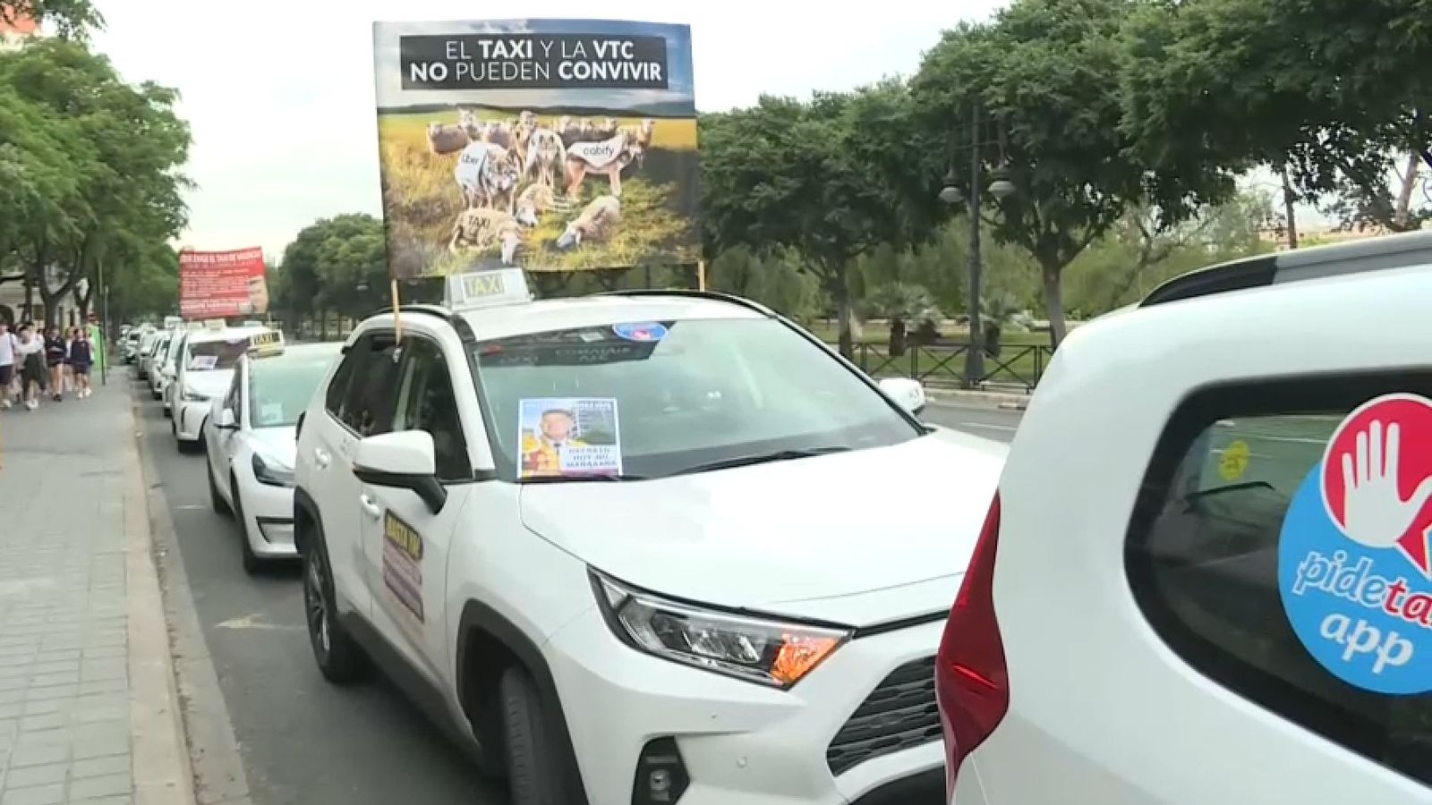 Caravana de taxis que ha partit del carrer Blanqueries de València este divendres
