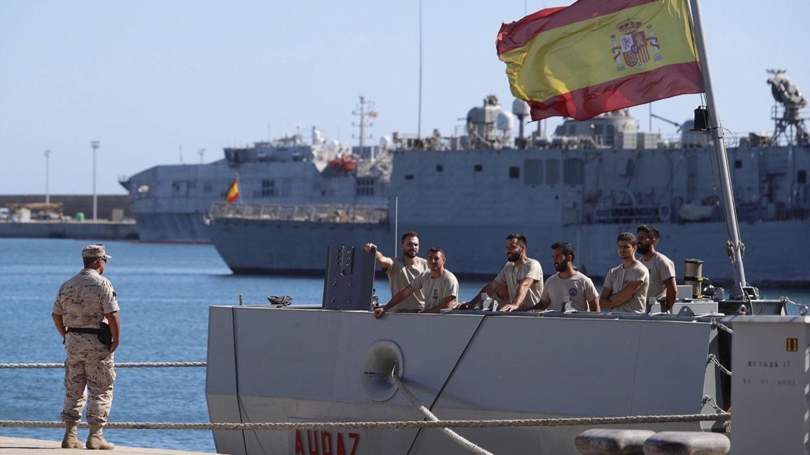 La tripulació ultima preparatius en el vaixell Audaz