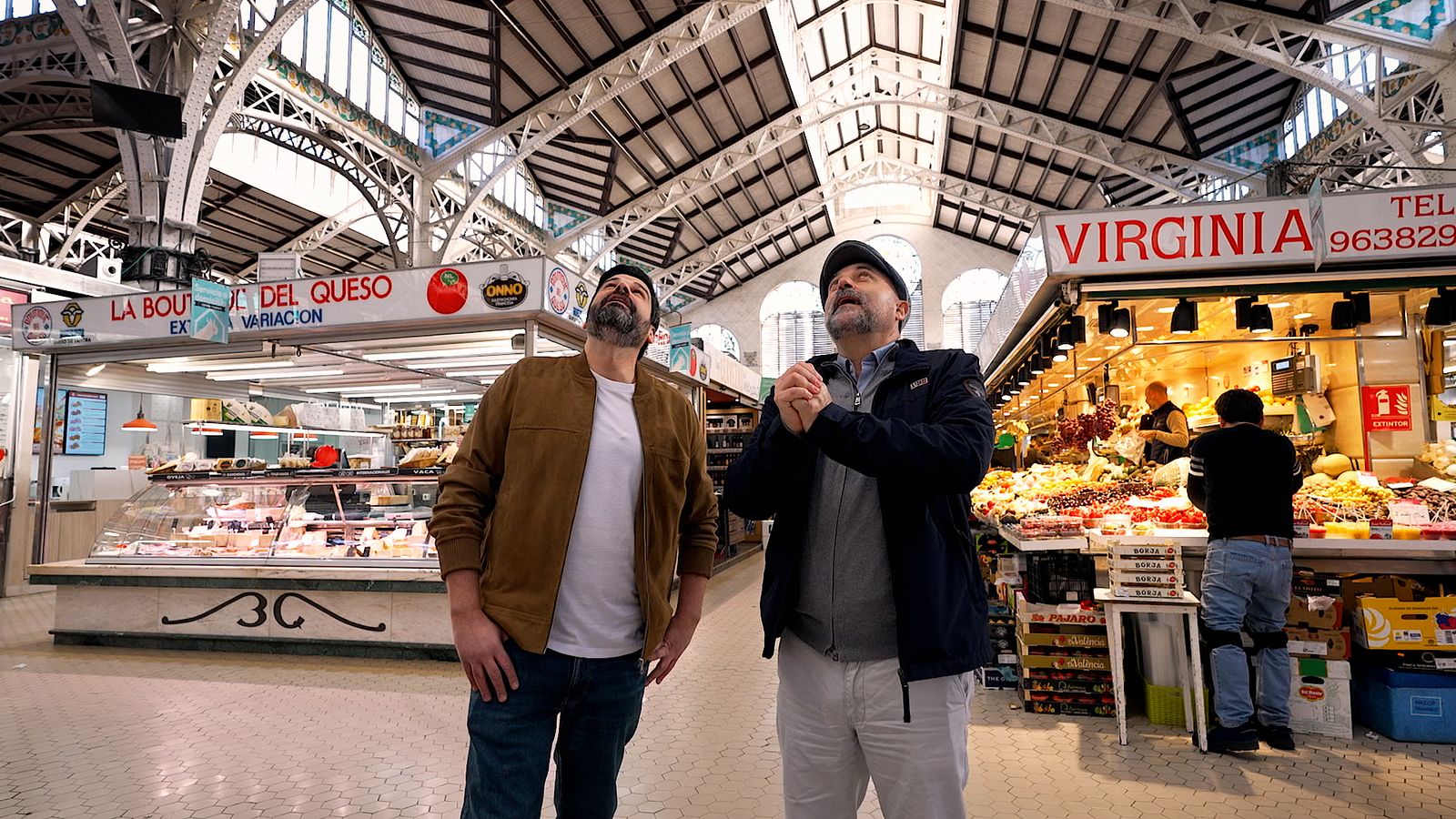 Vicent Baydal amb Santiago Tormo observant el Mercat Central de València