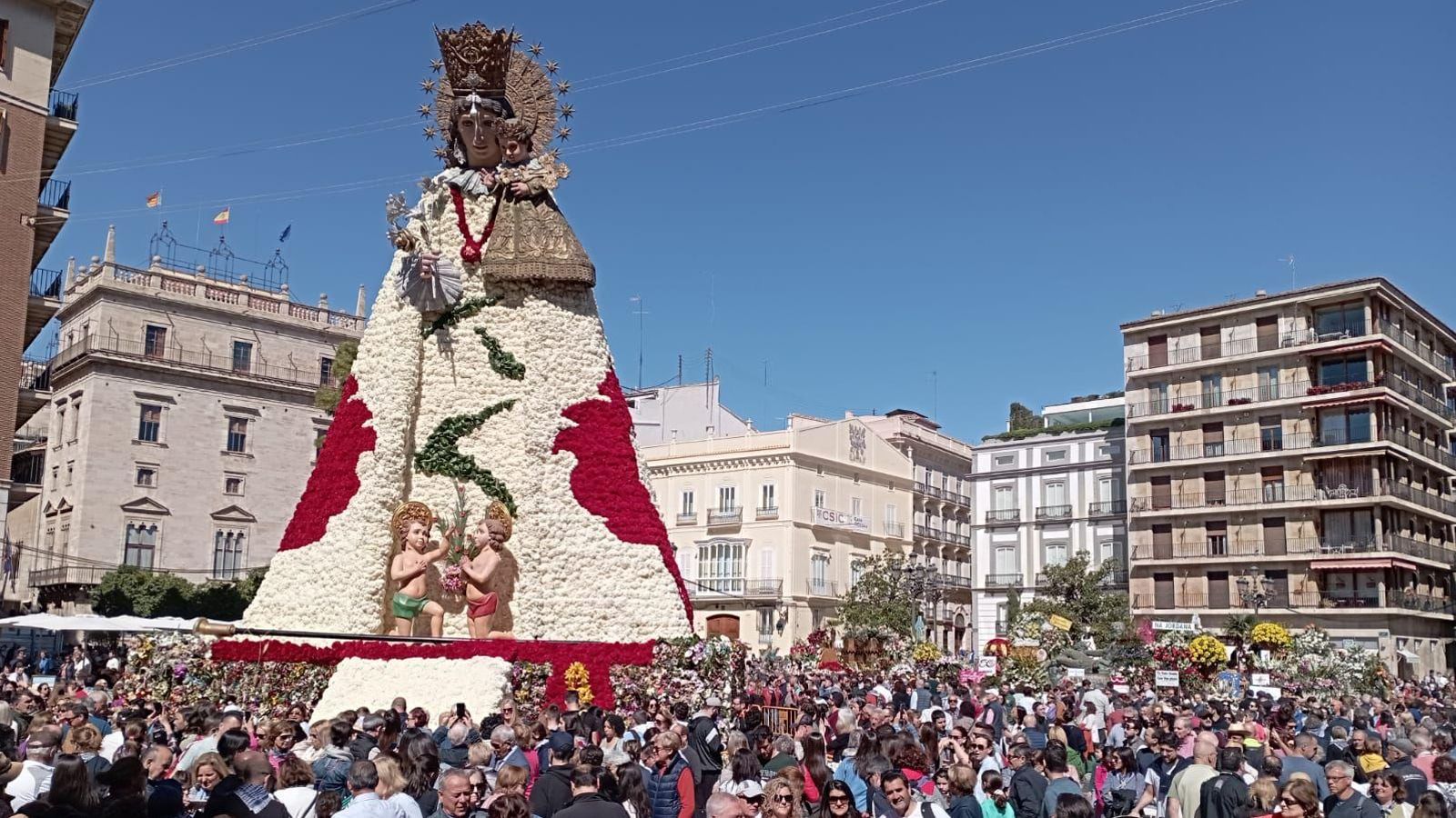 El mantell de la Mare de Déu dels Desemparats és una visita obligada