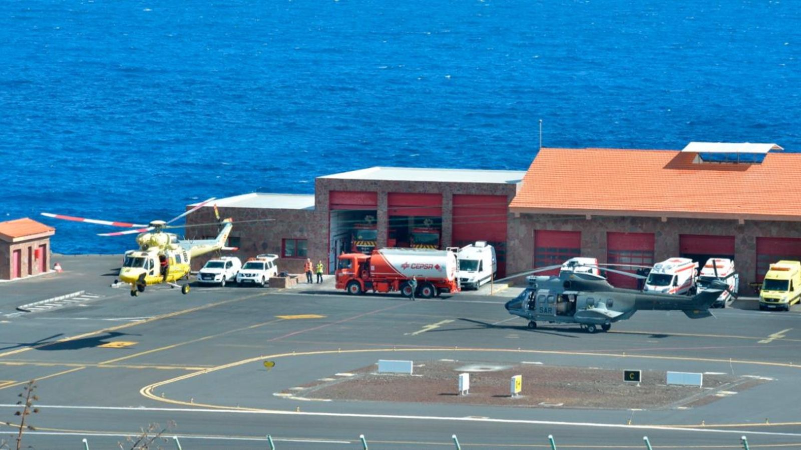 Els migrants a la seua arribada a l'aeroport d'El Hierro