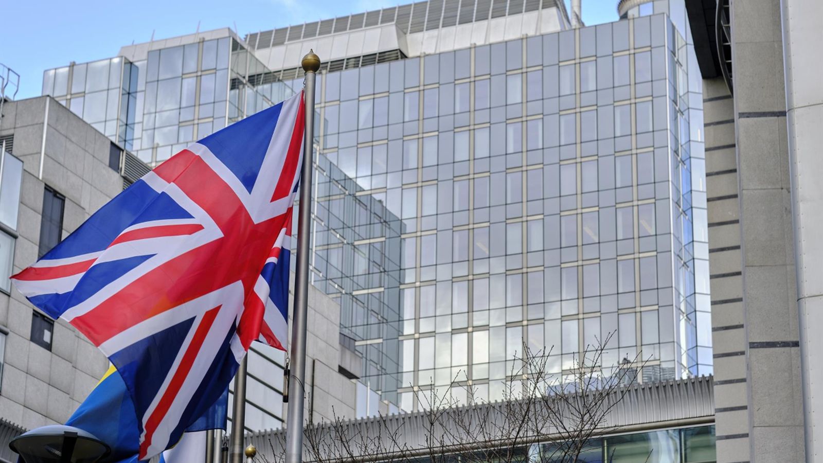 La bandera del Regne Unit davant la seu del Parlament Europeu a Brussel·les
