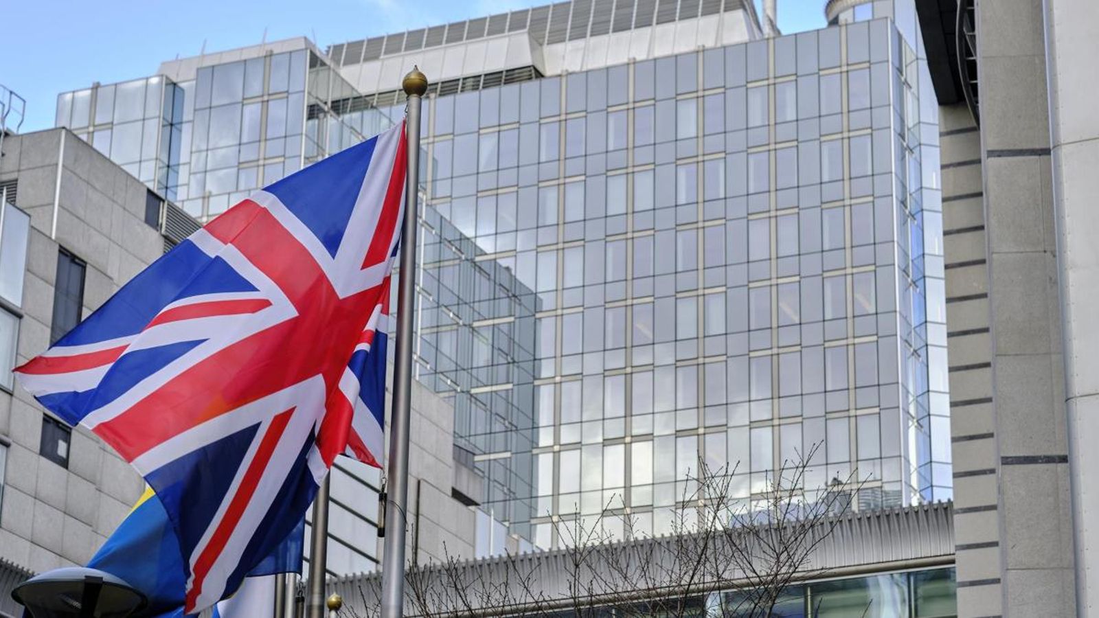 La bandera del Regne Unit davant la seu del Parlament Europeu a Brussel·les
