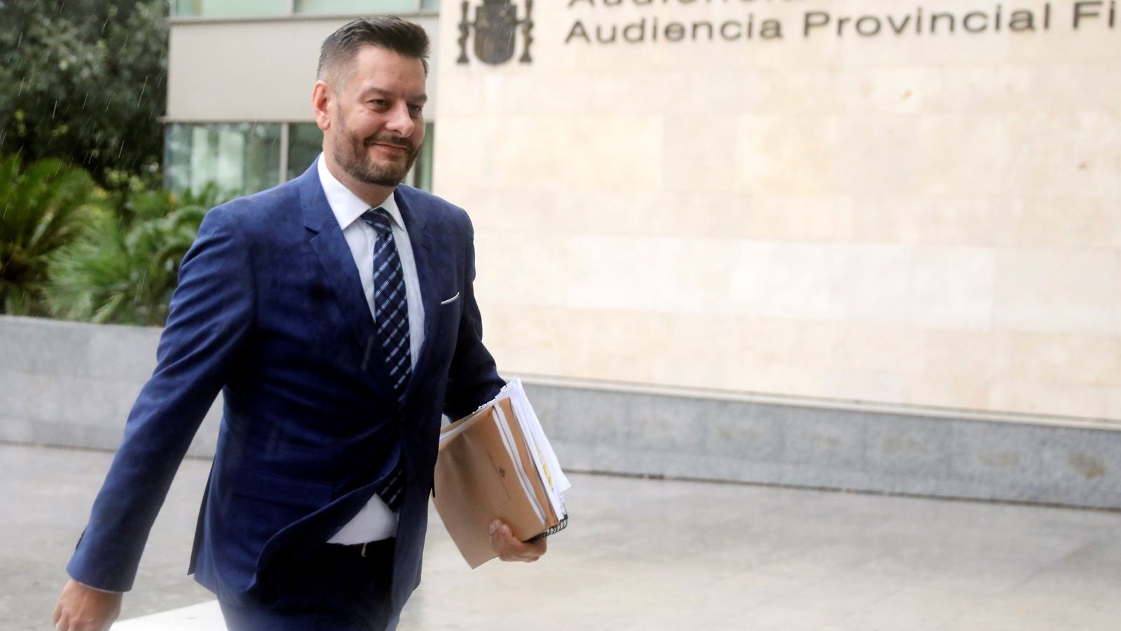 El regidor de Compromís, Carlos Galiana, arriba a la Ciutat de la Justícia de València