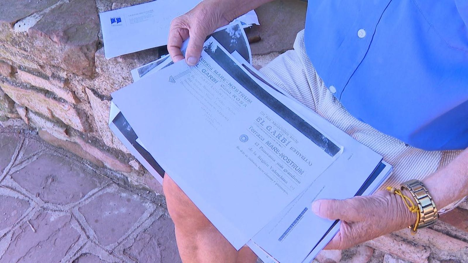 José Ramón Mateu (Vox) mostra les escriptures del terreny