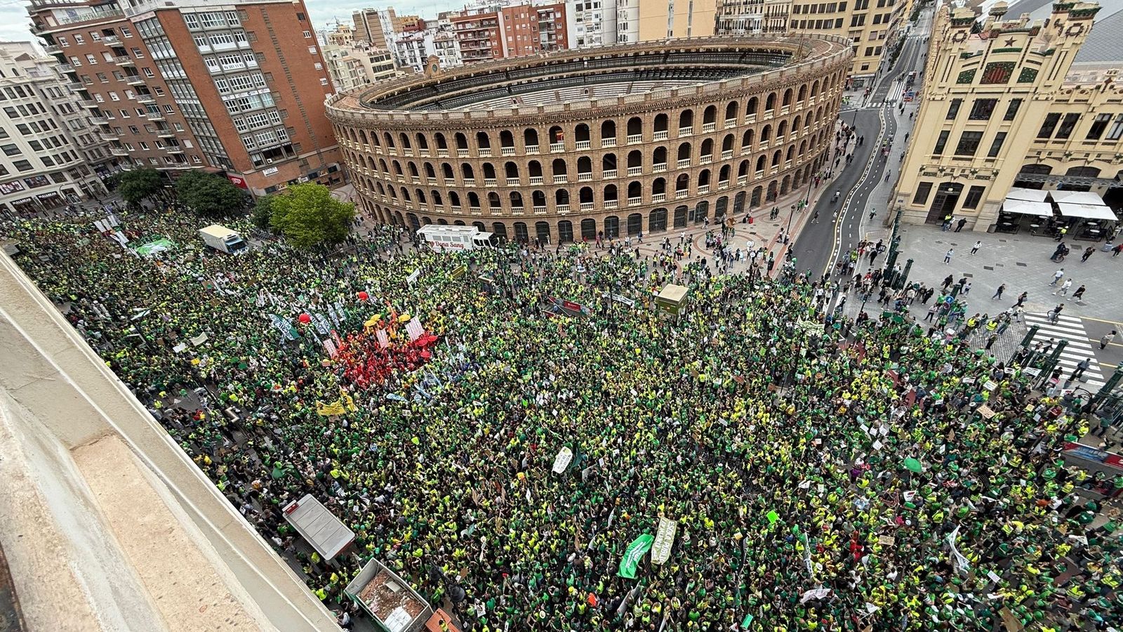 El carrer de Xàtiva, desbordat per una marea de manifestants en defensa de l'educació pública