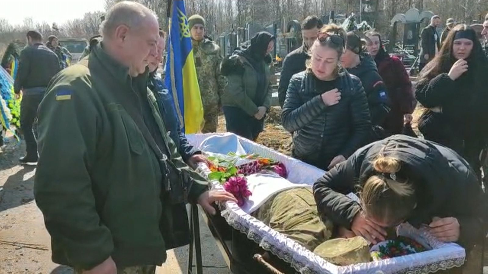 Els funerals a Ucraïna estan envoltats de bombardejos i perills